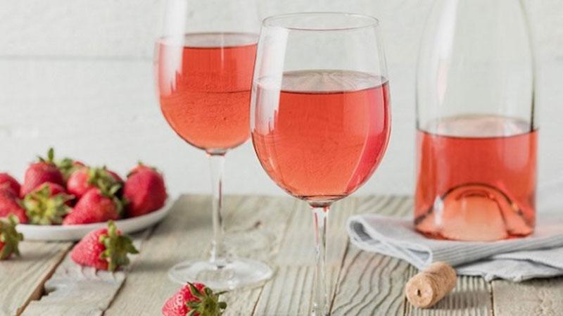 ly uống rượu vang hồng